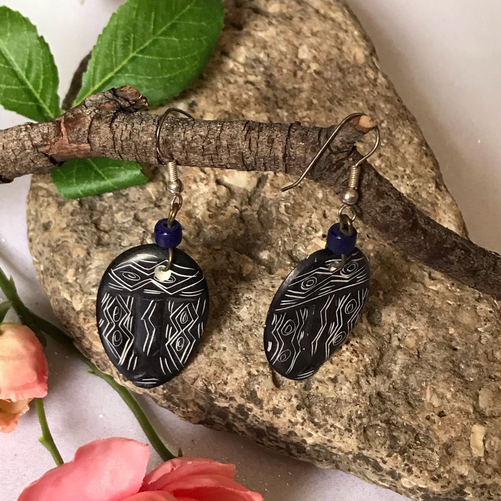 Hand-curved mask face soap stone dangling earrings - Picture 4 of 5